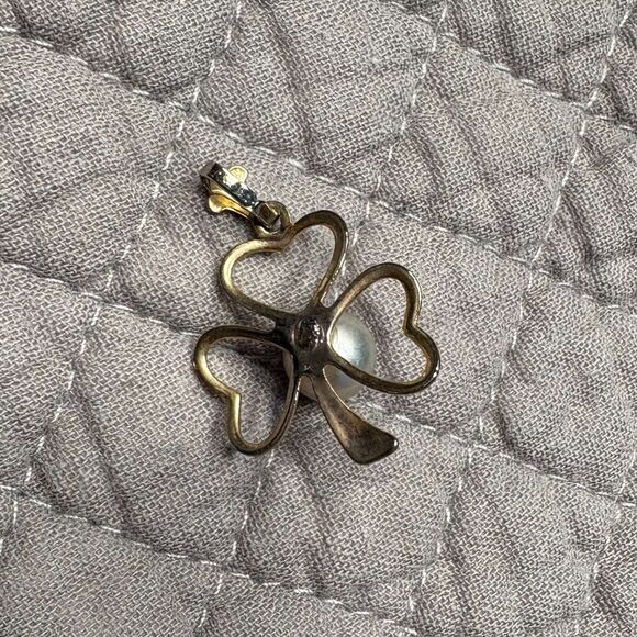 Gold Tone Shamrock Clover Pendant w Pearl Accent – Vintage Charm - Picture 4 of 5